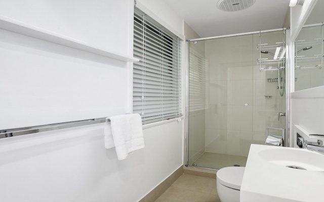 A Stylish Apartment with Noosa Views! - Unit 6 Yaringa 29 Noosa Drive – Bathroom – Noosa Heads