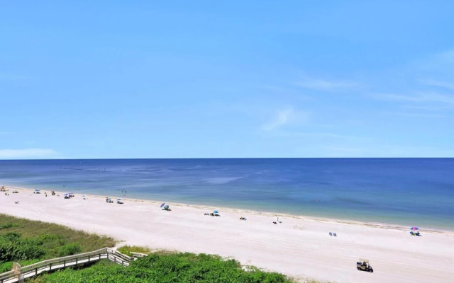 Inviting Beachfront Condo With Pool, spa and Views