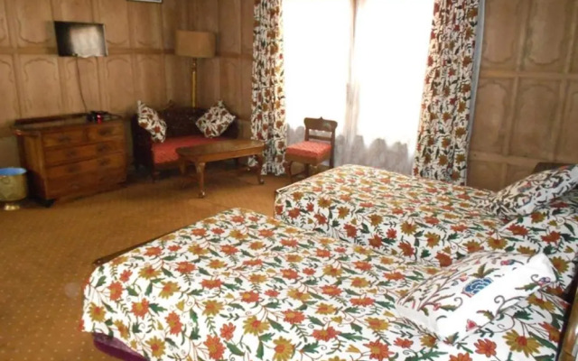 Princess Alexandra Group of Houseboats