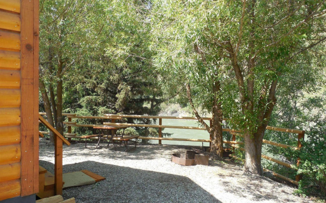 Snake River Cabin Village