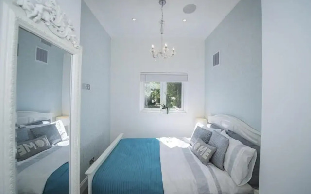 Spacious 2-bedroom Flat With 3 Beds in Ealing, W5