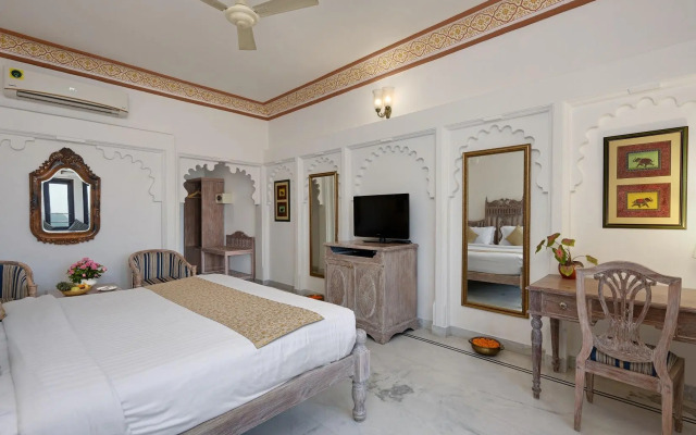 Swaroop Vilas - Lake Facing Boutique Hotel