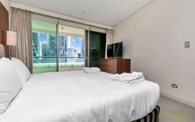 QV Central Upscale Apt in a Hotel (929)