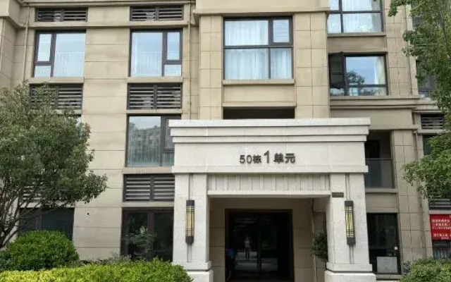 Sparkle Inn (silver base animal kingdom)