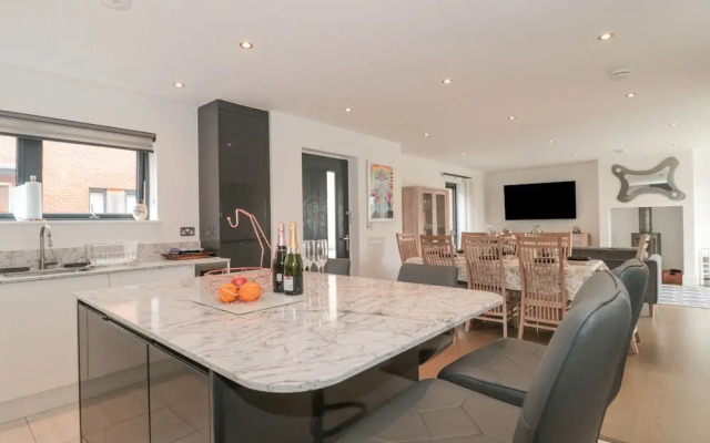 Agua de Plata, 16 Wakeling Island, Silverlake