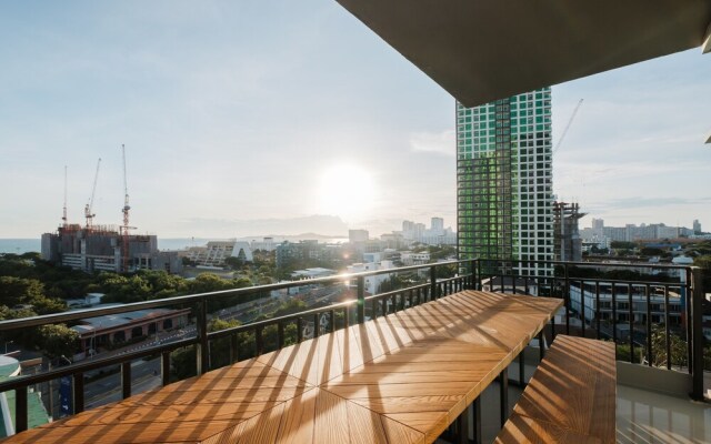 The Grand Jomtien by Favstay