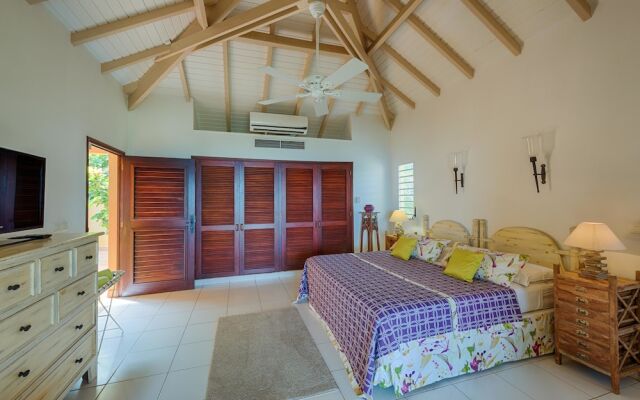 Stunning Orient Bay Ocean Views, Walk to the Beach! AC, Free Wifi, Swimming Pool