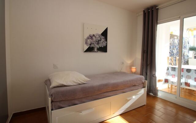 2 bedroom apartment within walking distance to the beach