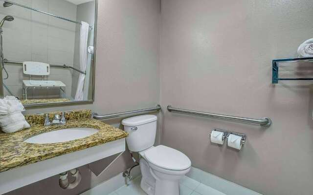 Travelodge by Wyndham Vernon CT