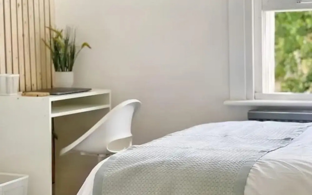 Modern Room in Centrally Located- Room 4