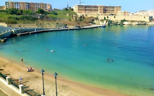 1500 Little Pink House in Kalkara Creek