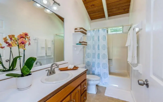Hanalei Hideaway 2 Bedroom Home by RedAwning