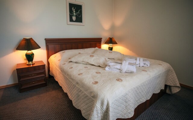 Leader Hotel