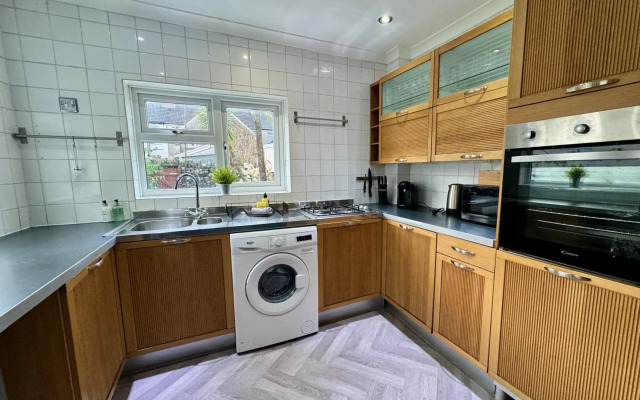 Large CityCentre Townhouse & Pool Table with Offroad Parking