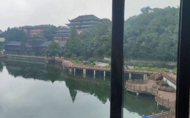 Tongshan Yuepan Lake Hotel