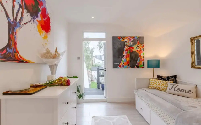 Modern 2 Bedroom Apartment in Wimbledon With Garden