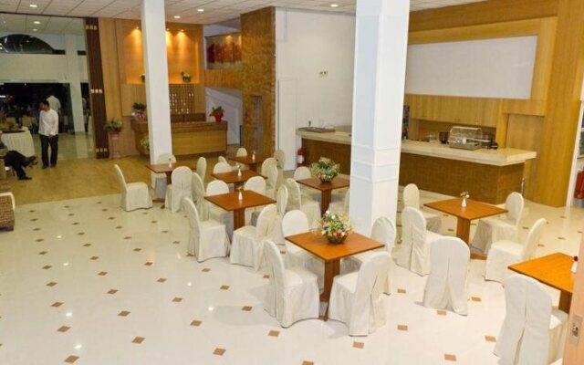 Saronis Hotel