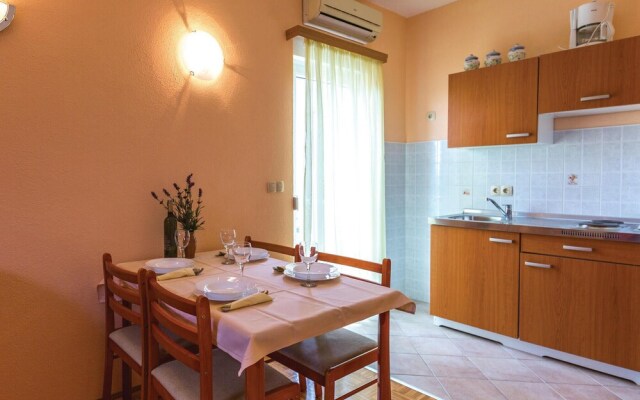 Nice Home in Makarska With Wifi and 1 Bedrooms