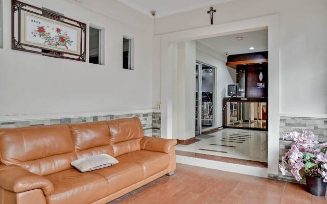 Clover Residence Near Mall Ambassador
