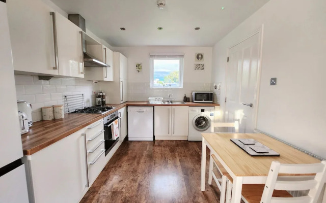 Modern 5 Bed Townhouse with Free Parking