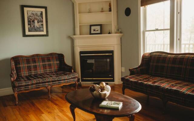 The Carriage House Inn