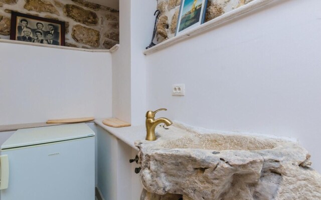 Stunning Home in Lovorno With Wifi and 5 Bedrooms