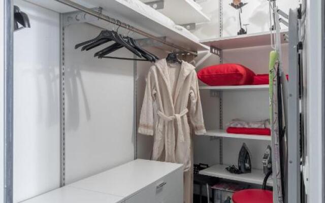 A Sparkle of Red in Trastevere