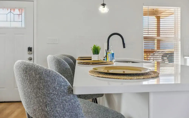 Your Inner-city Sanctuary: 3br/2ba Near Riverwalk