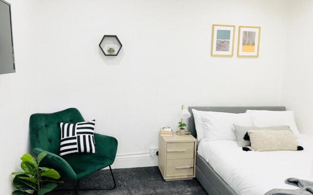 Lovely Estelle Studio Apartment by CityNest