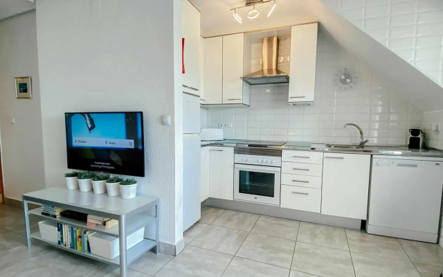 Stunning 2 bedroom apartment with Pool View