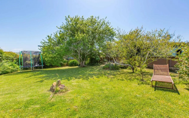 Lorenzen Bay Bungalow - Raglan Holiday Home