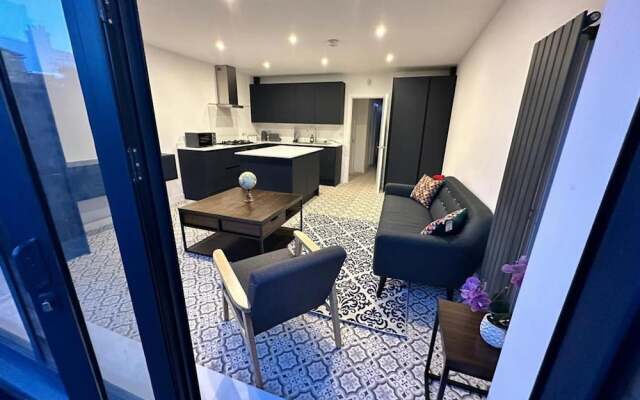 Immaculate 4-bed House Near City Airport