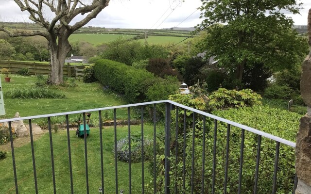 Cozy Camborne Studio Retreat With two Single Beds