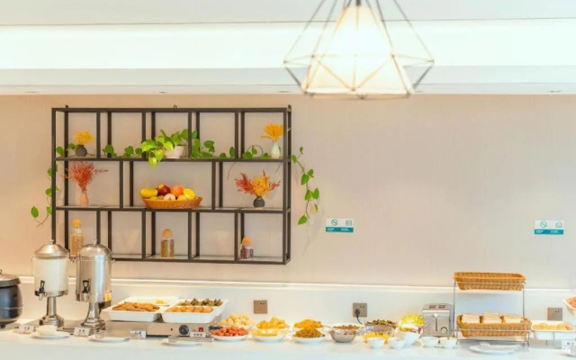 City Comfort Inn Hotel (Guilin Two Rivers And Four Lakes Sun Moon Twin Towers)
