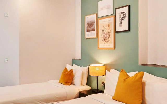 Huttons Hotel, Victoria London