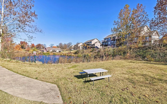 Condo w/ Pool Access: 3 Mi to Branson Strip!