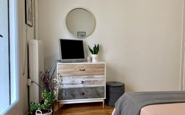 Nadia's apartment , Athens