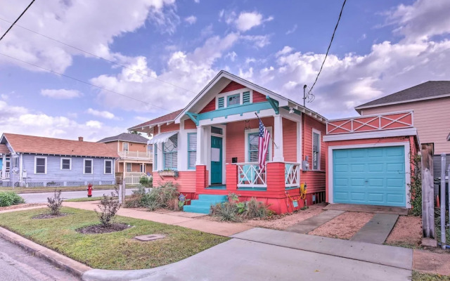 Bright Texas Retreat Near Pleasure Pier & Beach!
