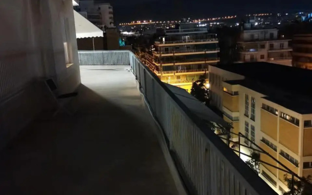 Penthouse spacious w super wifi & terrace, 2 min from metro