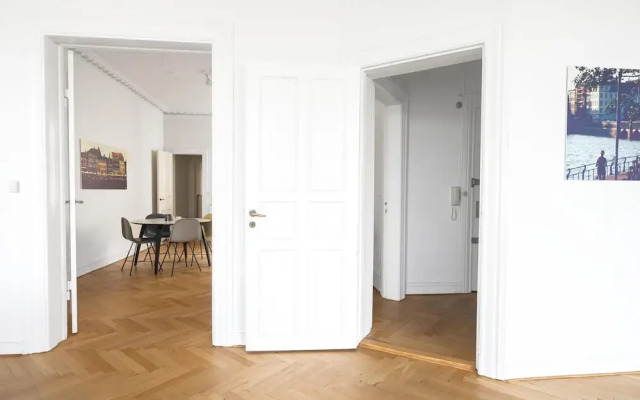 Fantastic 3-bed With French Balcony and Lake-views