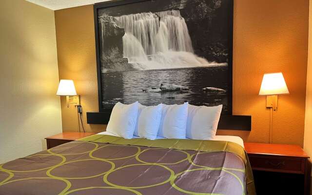 Super 8 by Wyndham Indianapolis/NE/Castleton Area