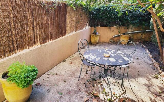 STUDIO of 24m with small patio