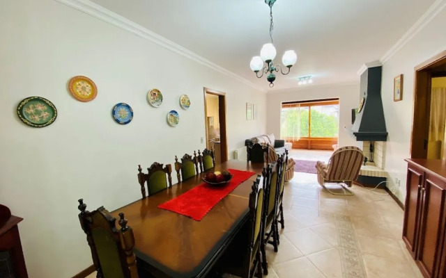 Cobertura ao Lado da Rua Torta  Gramado