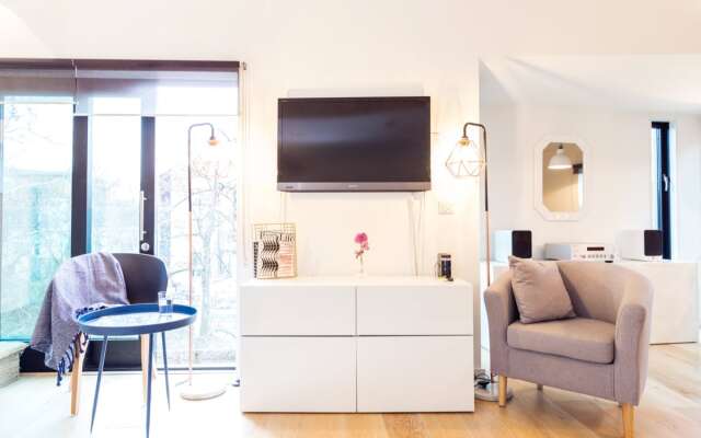 The Cliffside Chalet - Modern 3BDR Riverside Home