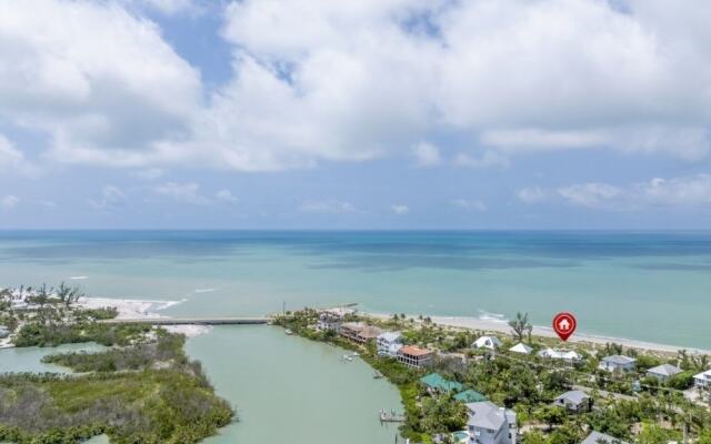 Arcadia-stunning Gulf Front Beauty! 4 Bedroom Home by RedAwning