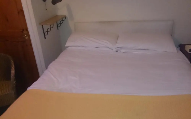 OYO Rose & Crown Hotel