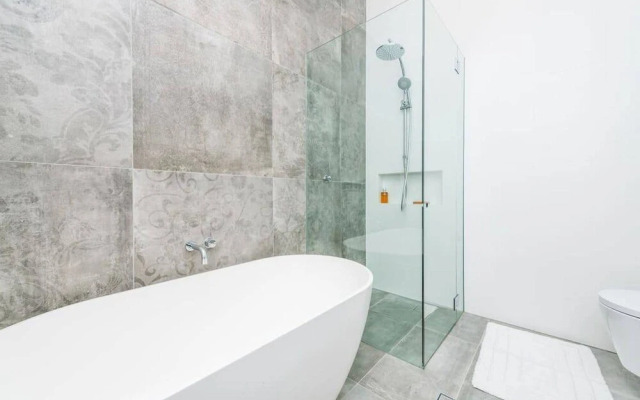 BB56 Bright and Breezy Bondi Beach House