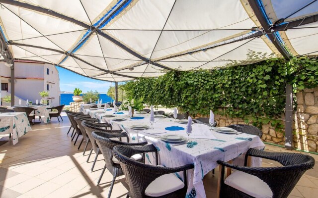 Beautiful Home in Metajna With Wifi and 14 Bedrooms