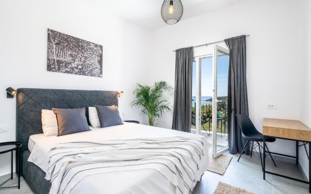 Beautiful Home in Molunat With Wifi and 8 Bedrooms