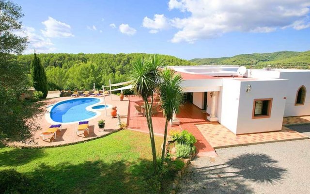 Tranquil Mansion in Santa Eulària des Riu With Swimming Pool